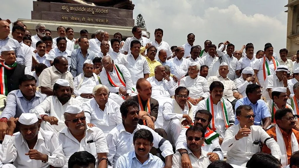Karnataka Live Updates: Channels report hectic efforts on to poach Congress, JDS MLAs