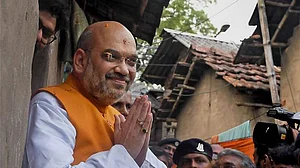 BJP’s ‘Sampark for Samarthan’ goes to glam industry, Amit Shah to meet Lata, Madhuri