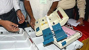 Govt contradicts EC, says hot weather not behind EVM/VVPAT malfunction