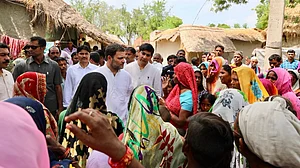 Modi backing 5-10 industrialists as farmers suffer, says Rahul in Amethi