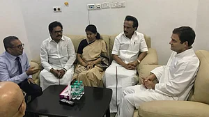 Karunanidhi will have to stay longer in hospital; Rahul Gandhi visits DMK chief