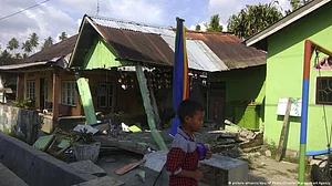 Smartphone catches the tsunami hitting Palu, Indonesia, leaving 48 dead and hundreds injured