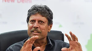 Kapil Dev flashes double thumbs up sign after angioplasty