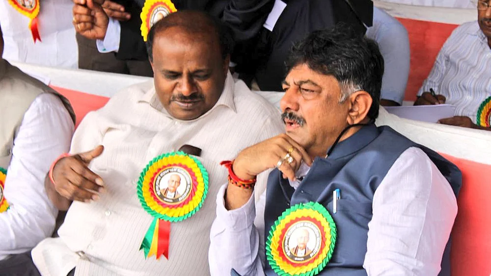 Irrigation Minister DK Shivakumar (right) with Karnataka Chief Minister HD Kumaraswamy (file photo)