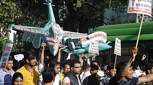 Rafale Deal: Congress seeks probe, moves Central Vigilance Commission