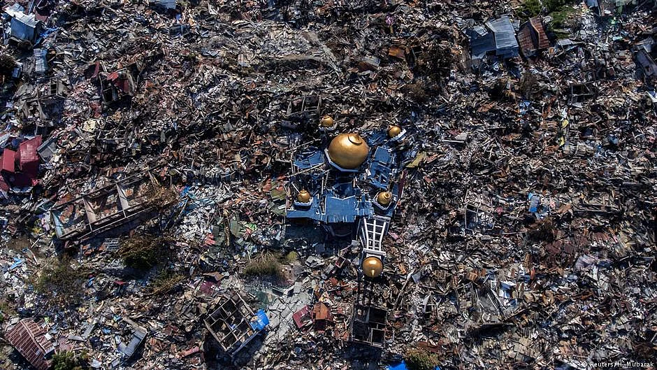Starving Indonesia tsunami survivors outside Palu city plead for aid