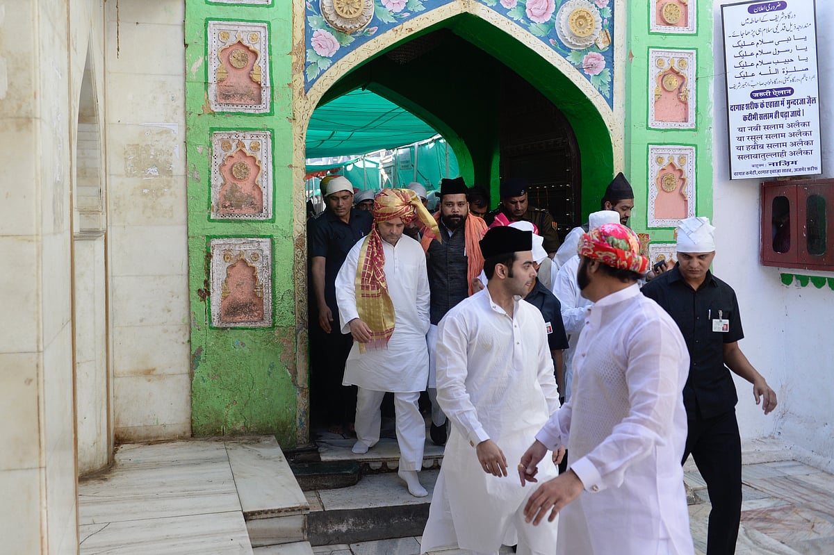 Rahul Gandhi visits Ajmer dargah, offers prayers