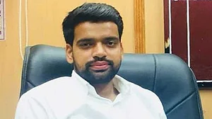 Delhi University files police complaint against Baisoya for submitting fake degrees