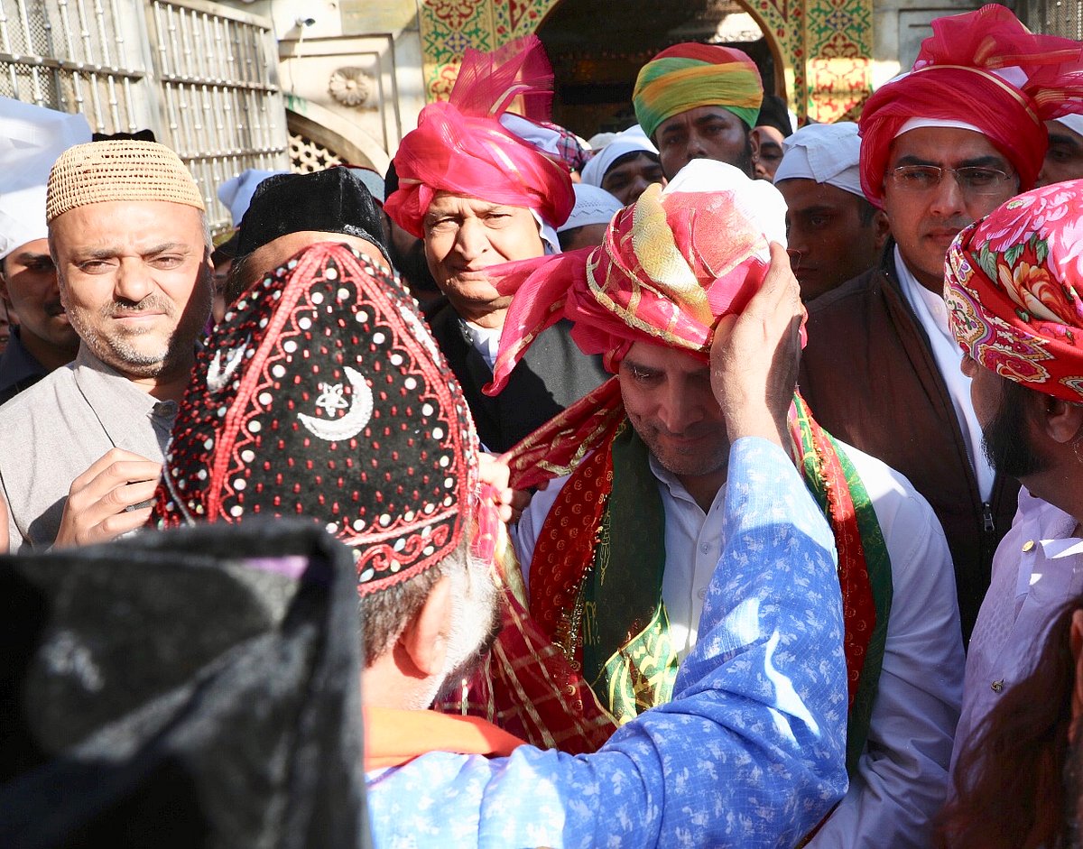 Rahul Gandhi visits Ajmer dargah, offers prayers