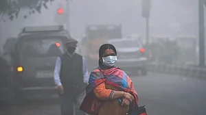 Overcast skies in Delhi; Govt reviewing ‘severe’ pollution condition in Capital