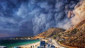 California wildfire: Hollywood celebs flee homes to save themselves