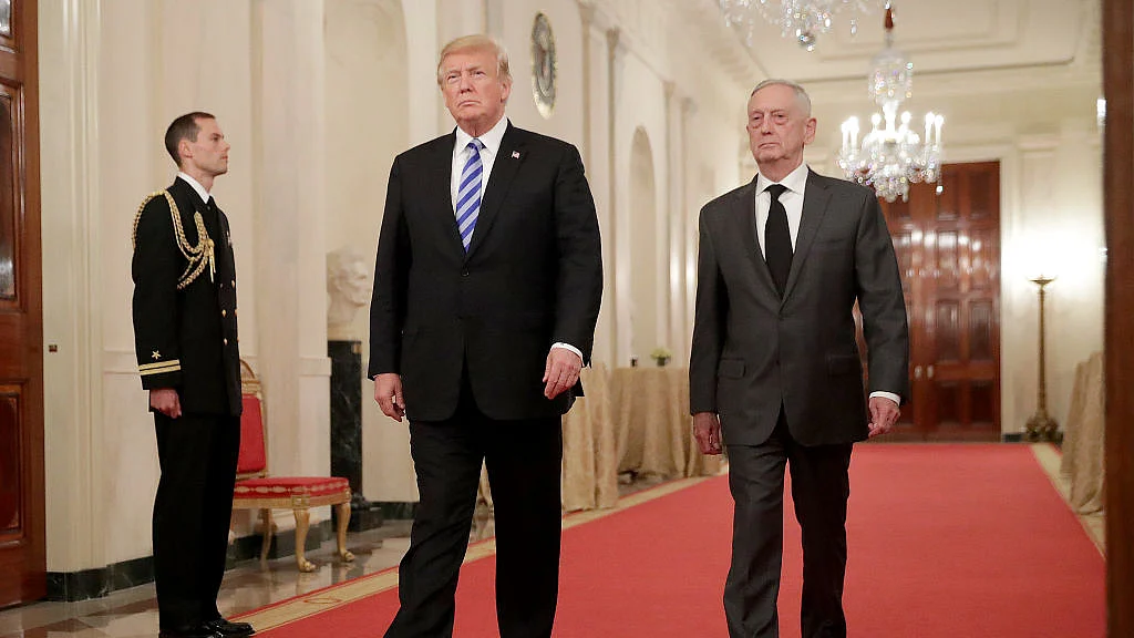 President Donald Trump (L) and Defense Secretary James Mattis (R)