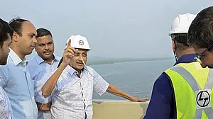 Unfurl tricolour on Goa Liberation Day: Congress to Parrikar after bridge visit