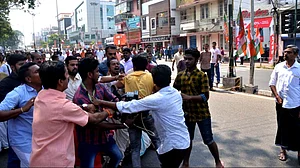 Kerala: Journalists attacked by Sangh Parivar activists after women enter Sabarimala temple