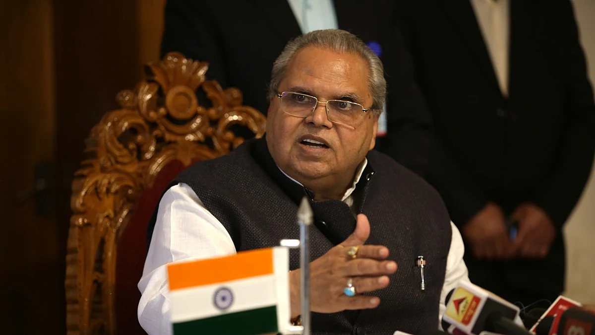 Pulwama terror attack: Governor, Kashmiri leaders slam each other after suicide bombing  