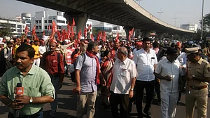 Maharashtra: farmers suspend ‘long march’ after midnight drama