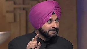 Navjot Singh Sidhu attacks NDA government, accuses insurance companies of looting farmers