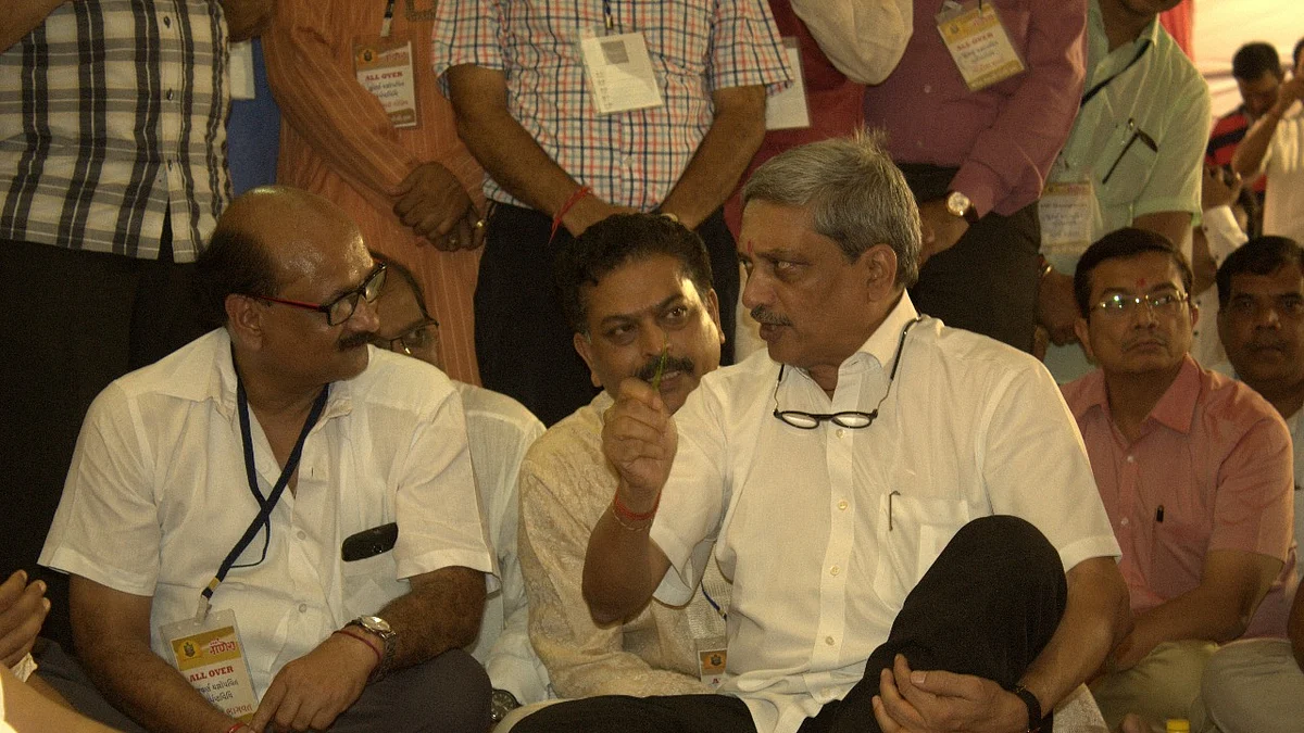 Former Goa CM Manohar Parrikar and Dr Anant Bhagwat (left) at an event on September 11, 2016/NH