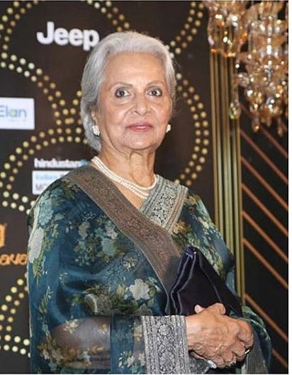 Waheeda Rehman models for designer Sabyasachi, looks elegant as ever!