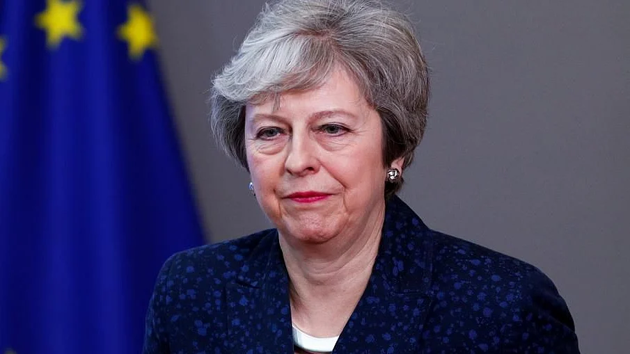 Brexit: Theresa May delays 'meaningful vote'