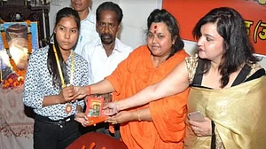 Akhil Bharat Hindu Mahasabha gives knives to children on Savarkar anniversary