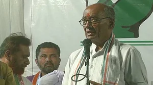 Disgruntled BJP leaders dent saffron campaign in MP, Digvijaya improves his position with Left support