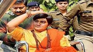 Now, BJP MP Pragya Thakur gives explanation about Spicejet passengers confronting her for delay in flight