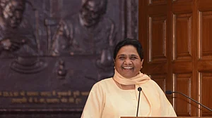 UP ‘babus’ make beeline for Mayawati’s residence