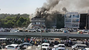 Fire tenders took 45 minutes to travel 2 Km, Say witness