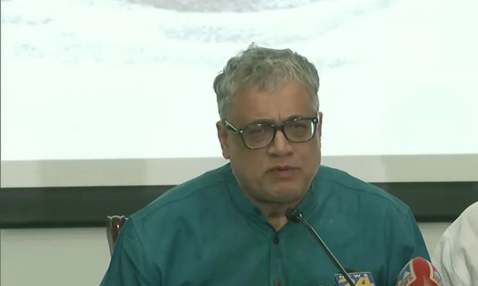 Opposition, analysts see red in govt rushing bills  