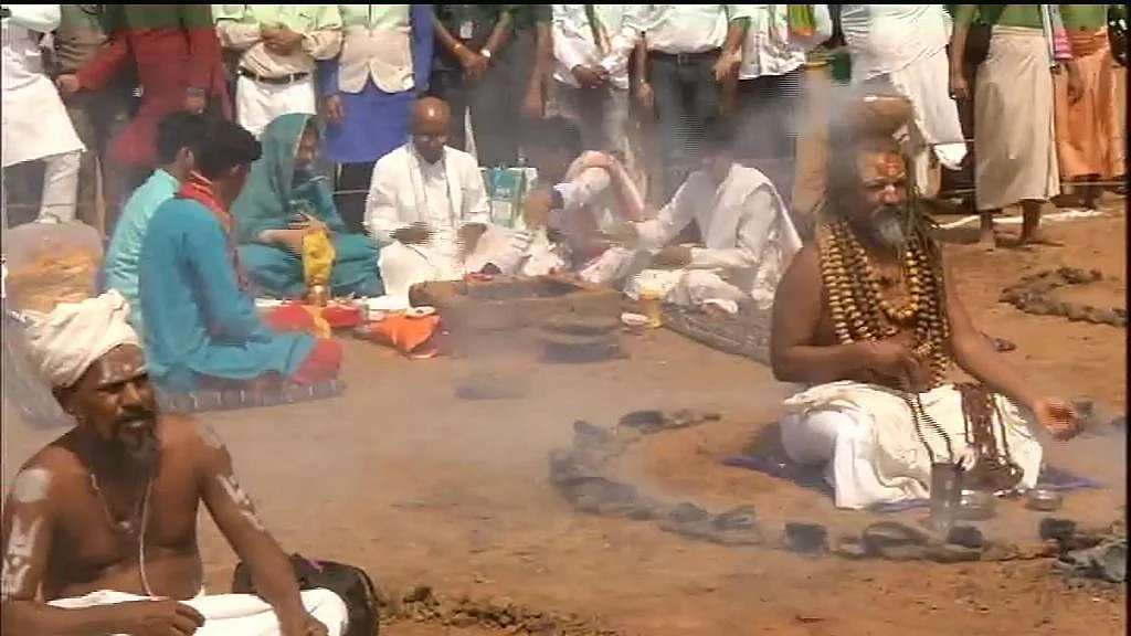 Congress leader Digvijaya Singh performs ‘pooja’ in the presence of Computer Baba (Social Media)