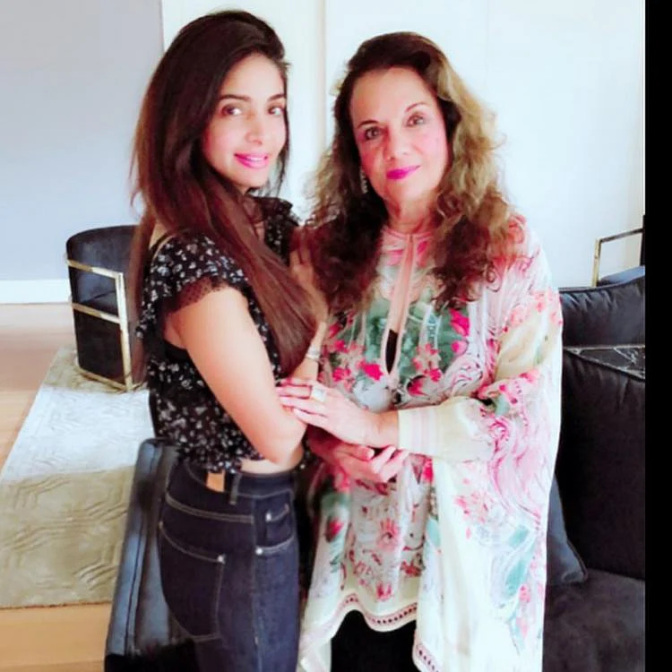 File photo of veteran actor Mumtaz with daughter Tanya (Twitter)