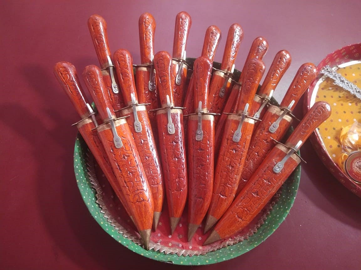 Akhil Bharat Hindu Mahasabha gives knives to children on Savarkar anniversary