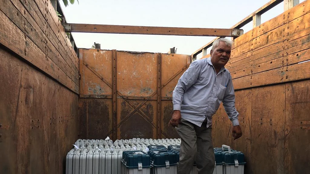 EVMs being loaded on a truck from the strong room in Amethi/NH photo