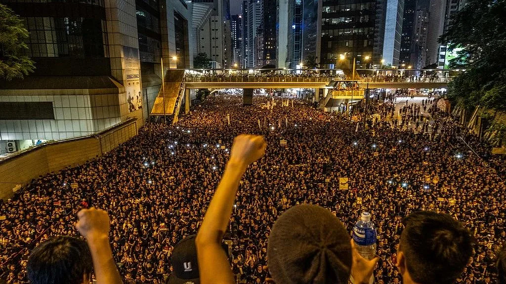 Hong Kong protesters (Twitter/@isaacstonefish)