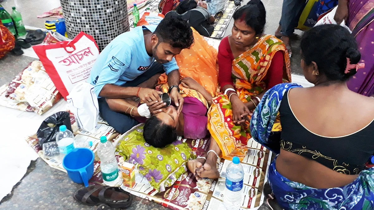 Unattended patients in the premises of state-run Seth Sukhlal Karnani Memorial (SSKM) Hospital where the junior doctors have been on a strike.