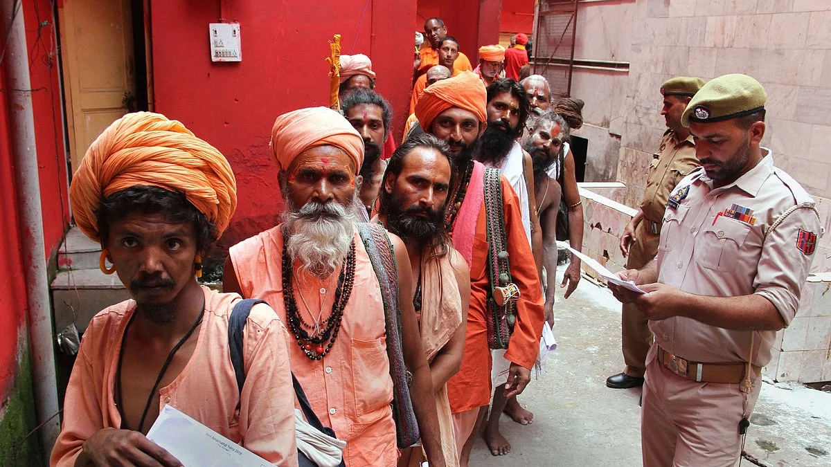 1st batch of Amarnath Yatris leave Jammu to begin pilgrimage