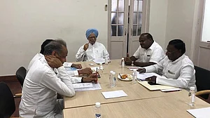 Former PM Manmohan Singh meets Congress Chief Ministers