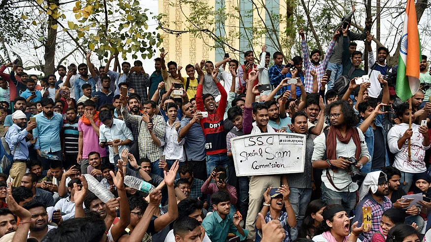 Staff Selection Commission aspirants protest the leak of a paper in New Delhi. (PTI)