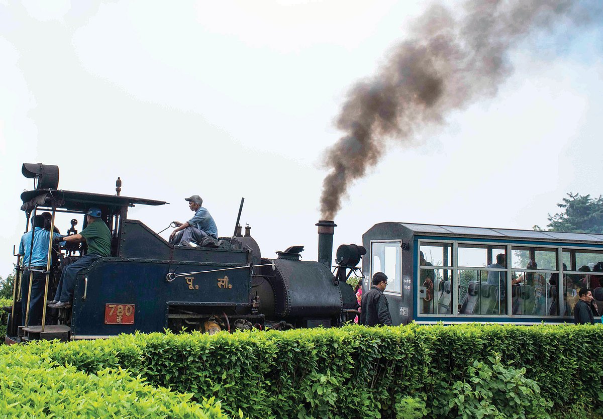 The heritage train chugs along. (Credit: Sohail Akbar)