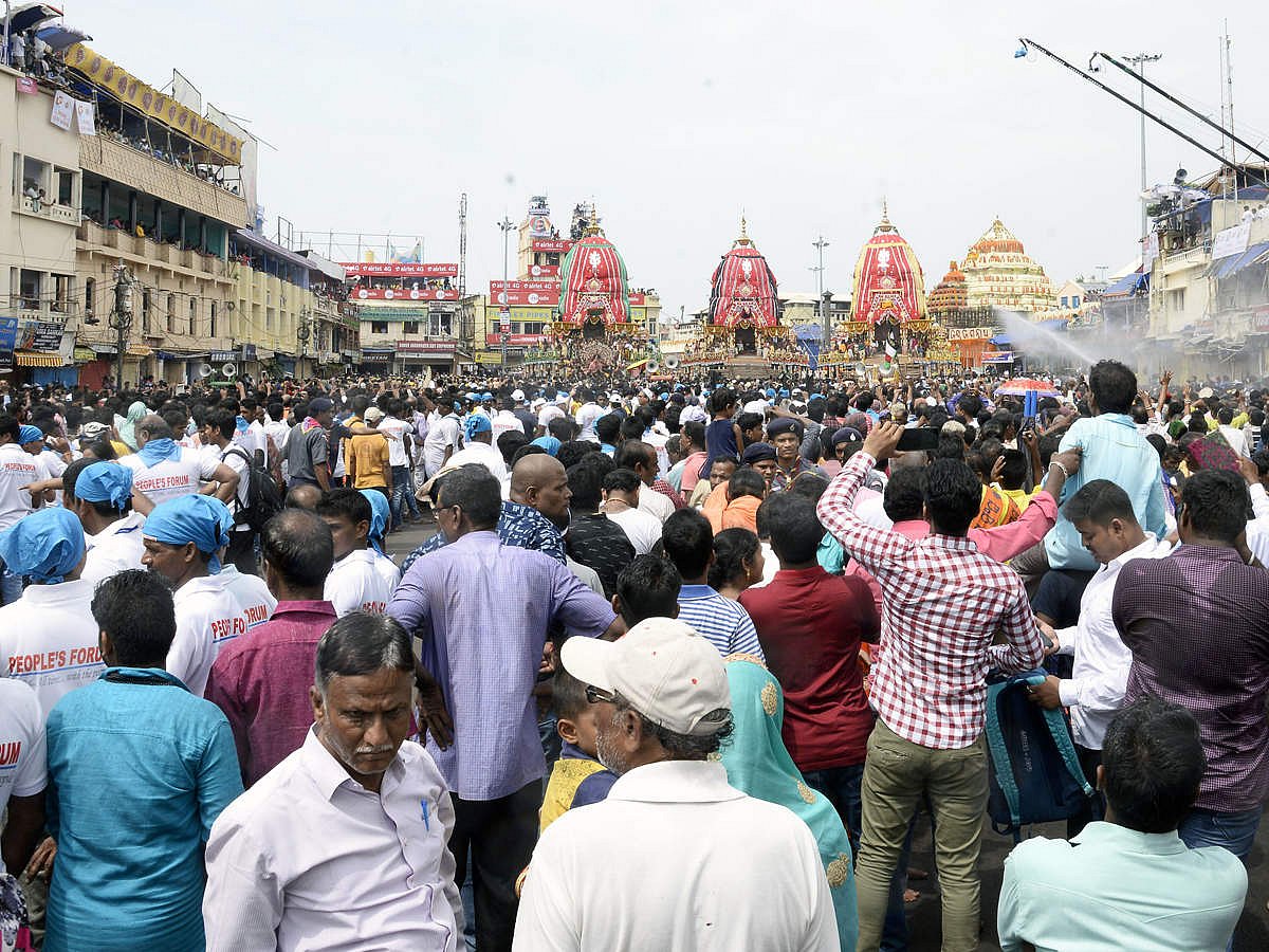 people gathering to offer prayers (Social Media)