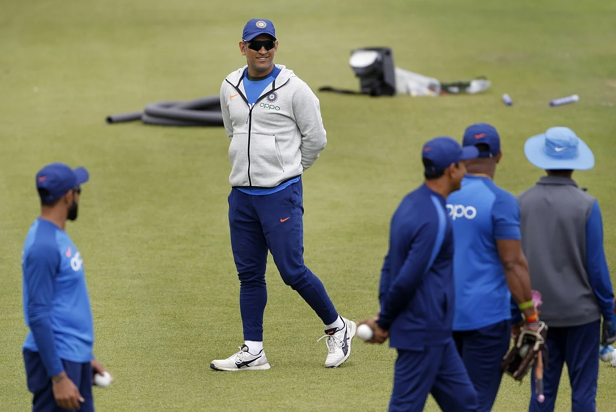 ‘Dhoni asked not to retire while team grooms Pant’ 