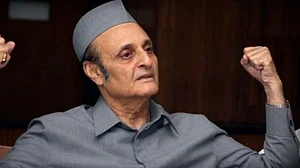 CWC must meet immediately under Manmohan; negative cycle should be reversed, says Karan Singh