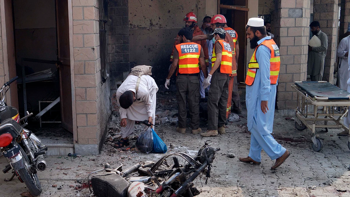 9 killed & 40 injured in gun and suicide attack in northwest Pakistan