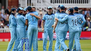 Woakes, Plunkett restrict New Zealand to 241/8