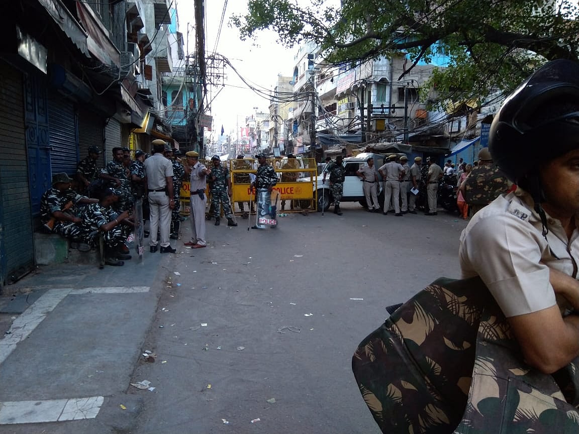 The police put up barricades to keep rival mobs away from each other.