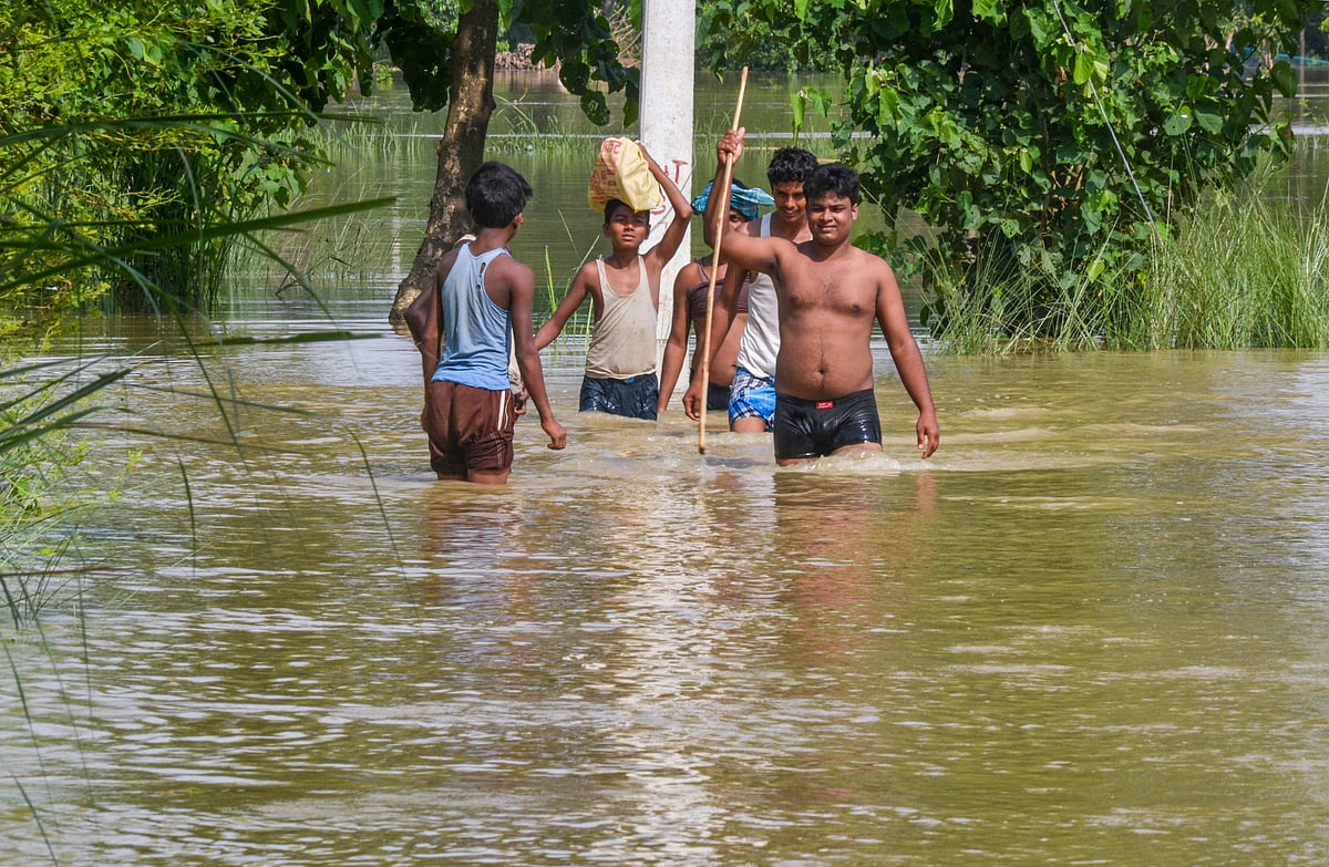 Villagers relocate to a safer place from the flooded area, in Motihari block under East Champaran district of Bihar