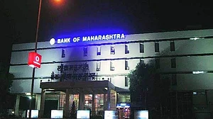 Roof of building that houses Bank of Maharashtra in Solapur collapses, over 20 people trapped