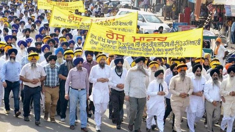 Members of the Shiromani Gurdwara Parbandhak Committee take out a protest march in Amritsar against the desecration of Guru Granth Sahib in October 2015 (PTI file photo).