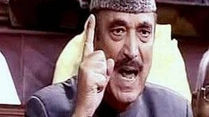 Azad slams govt for not allowing Congress spokesman to hold presser in Jammu